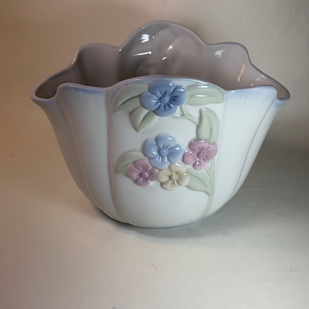 Especially For You FTD Taiwan Decorative Vase EUC Vintage Victorian Blue White